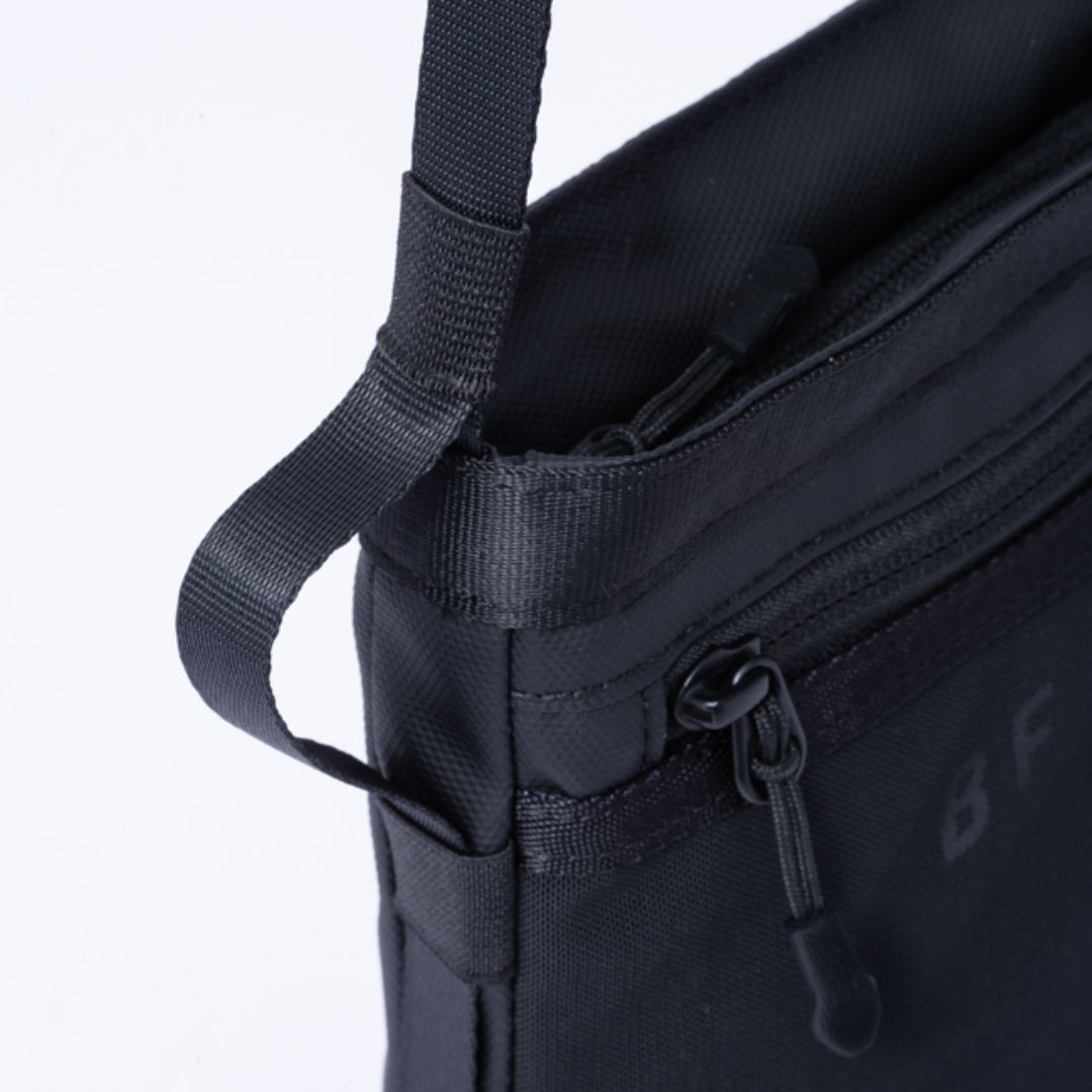 BEAMS DESIGNE LASTIC MESH ショルダーバッグ【BMMH0BS1】 ブラック