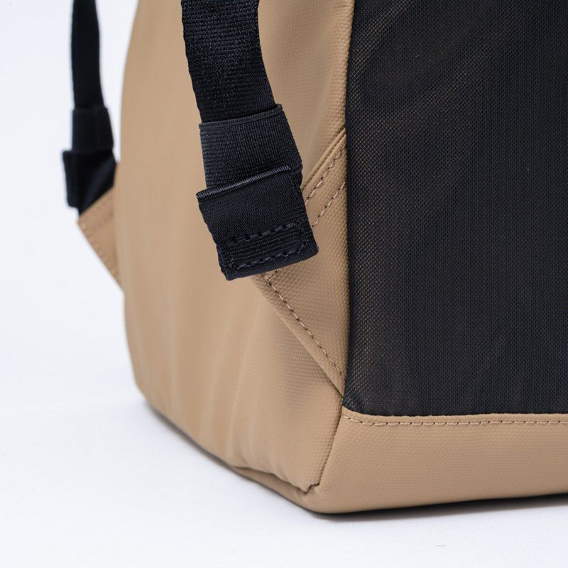 BEAMS DESIGN ELASTIC MESH バックパック【BMMH0BR1】 サンドベージュ