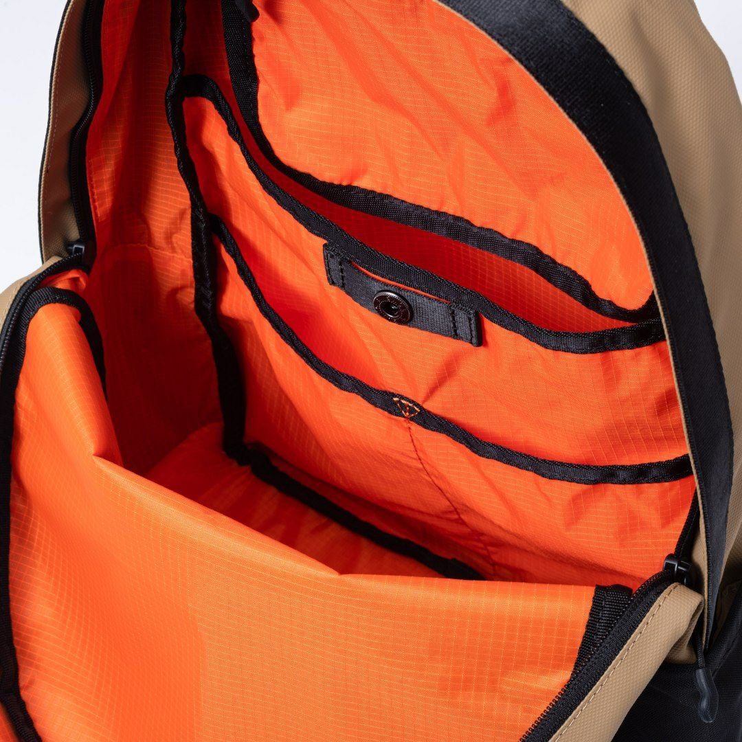 BEAMS DESIGN ELASTIC MESH バックパック 商品｜THE BAGMANIA