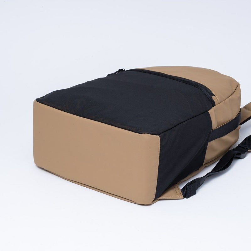 BEAMS DESIGN ELASTIC MESH バックパック【BMMH0BR1】 サンドベージュ