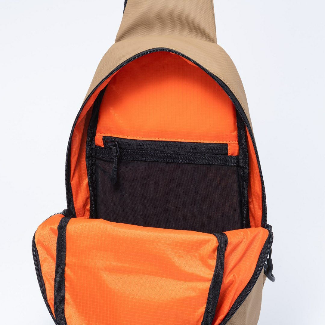 BEAMS DESIGN ELASTIC MESH ボディバッグ【BMMH0BS4】 サンドベージュ