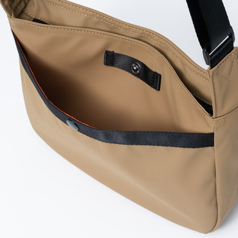 BEAMS DESIGNE LASTIC MESH ショルダーバッグ【BMMH0BS6】 サンドベージュ