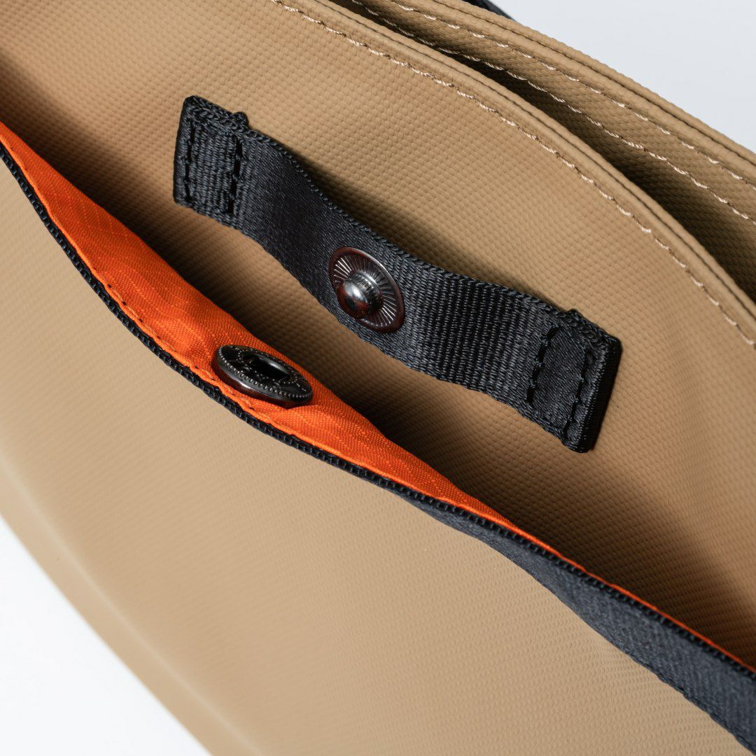 BEAMS DESIGNE LASTIC MESH ショルダーバッグ【BMMH0BS6】 サンドベージュ