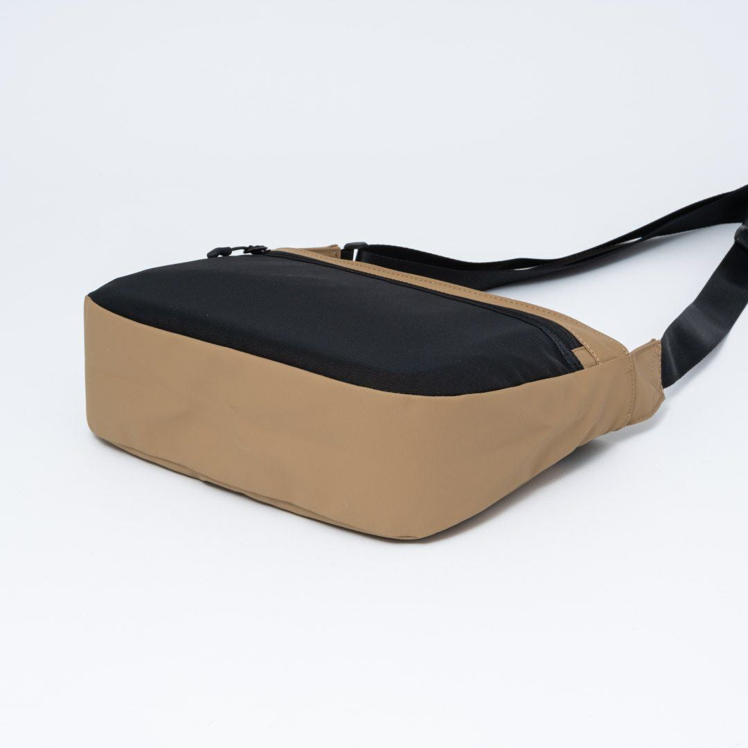 BEAMS DESIGNE LASTIC MESH ショルダーバッグ【BMMH0BS6】 サンドベージュ
