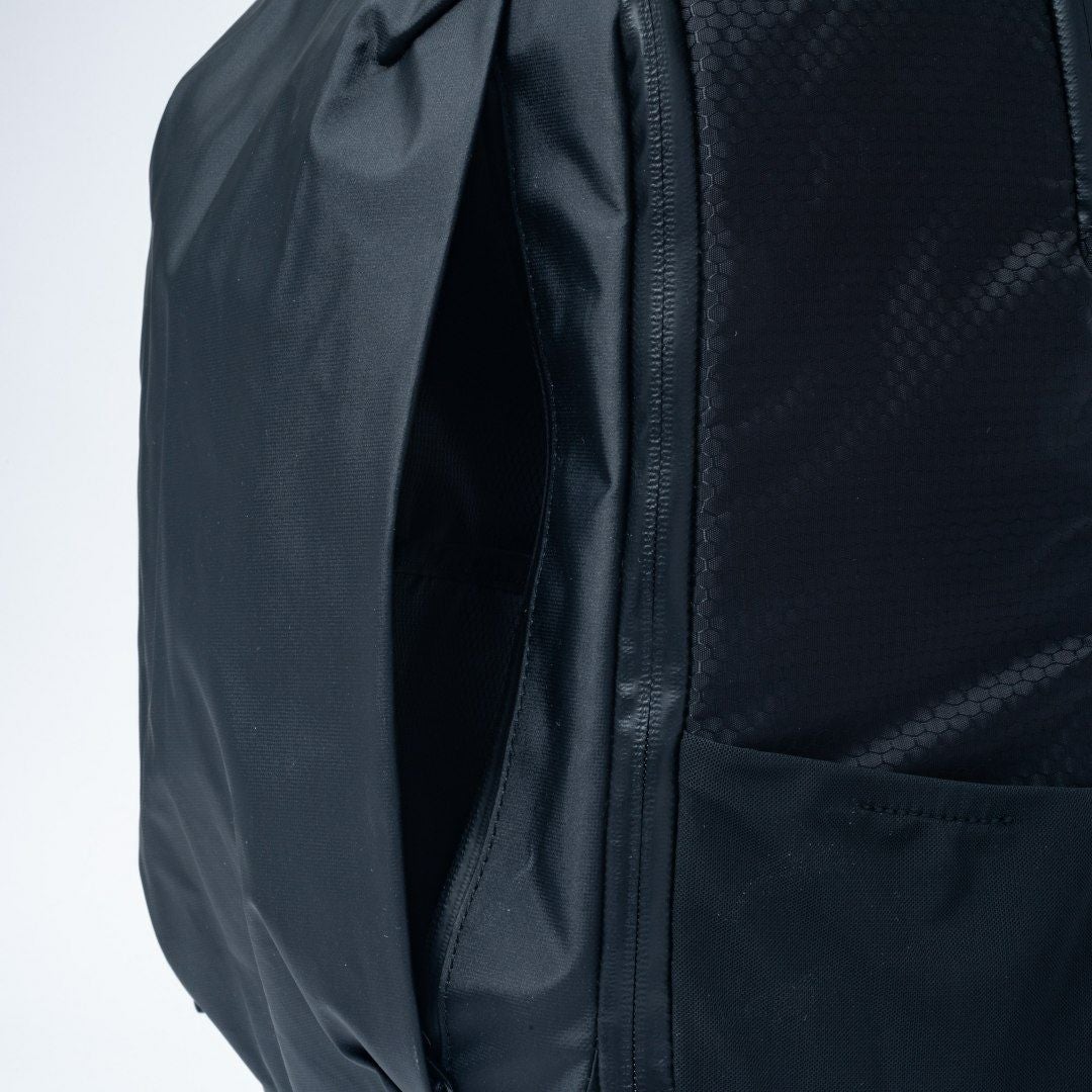 BEAMS DESIGN Waterproof バックパック(L) ブラック