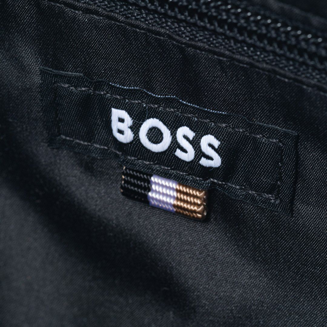 未使用品 入手困難 HUGO BOSS LEON掲載 カモフラ ボディバッグ 未使用品 入手困難 HUGO BOSS LEON掲載 カモフラ ボディバッグ - メルカリ
