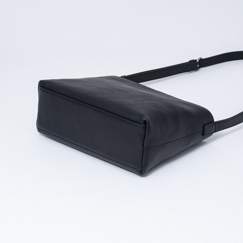 MARGARET HOWELL idea リドニー ショルダー ブラック