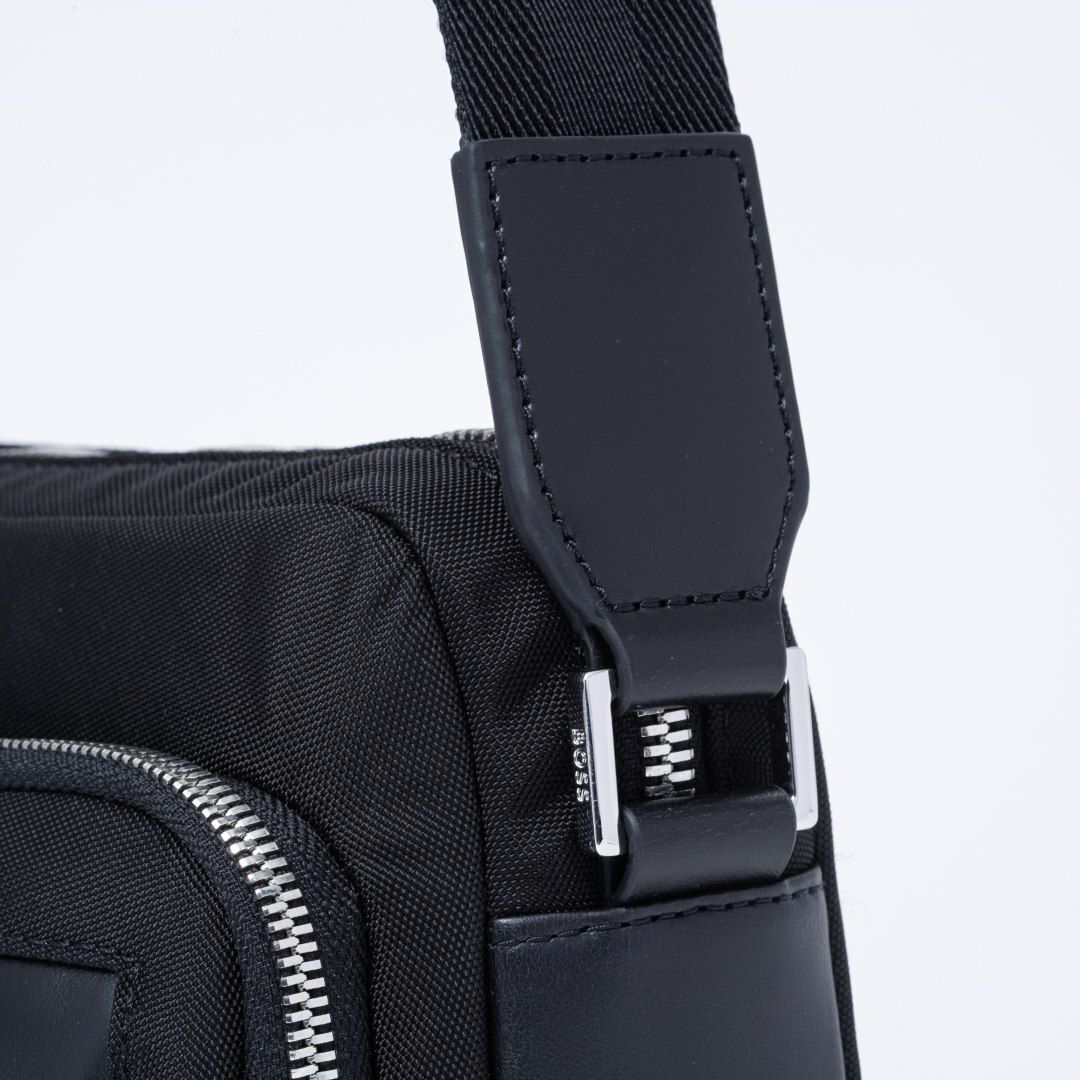 未使用品 入手困難 HUGO BOSS LEON掲載 カモフラ ボディバッグ 未使用品 入手困難 HUGO BOSS LEON掲載 カモフラ ボディバッグ HUGO