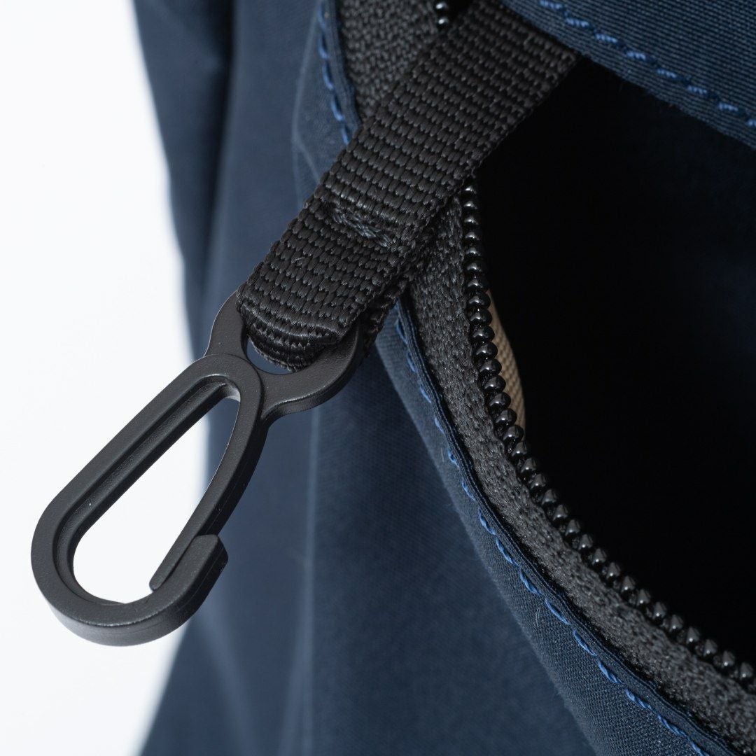 BEAMS DESIGN Diagonal ボディバッグ【BMMH5ES2】 ネイビー