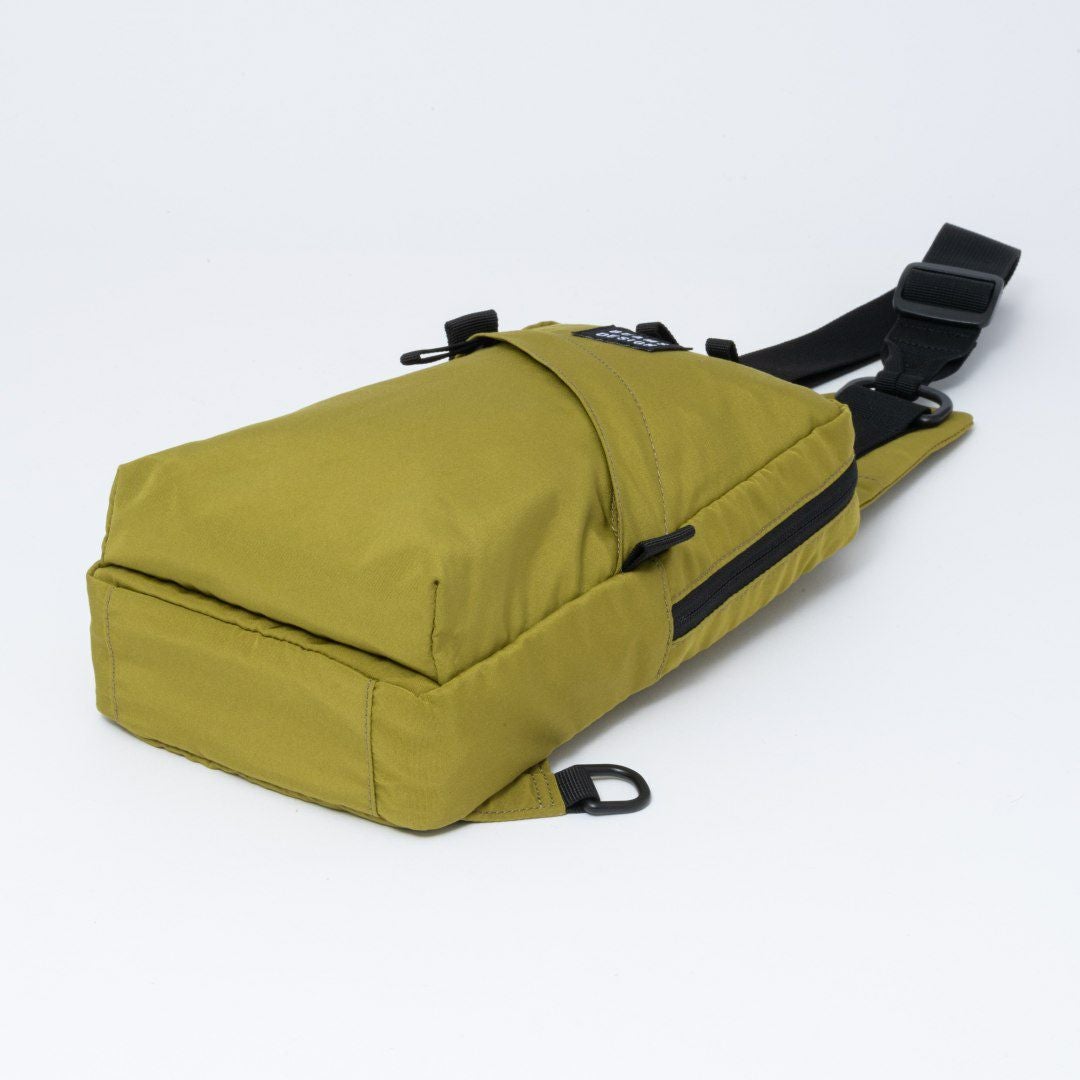 BEAMS DESIGN Diagonal 縦型ボディバッグ【BMMH5ES4】 商品｜THE BAGMANIA