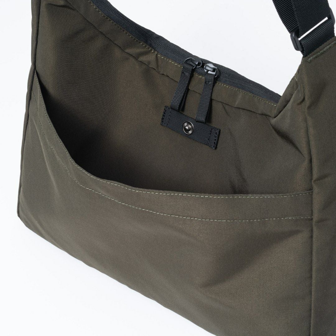 BEAMS DESIGN Diagonal ショルダー(L)【BMMH5ES6】 カーキ