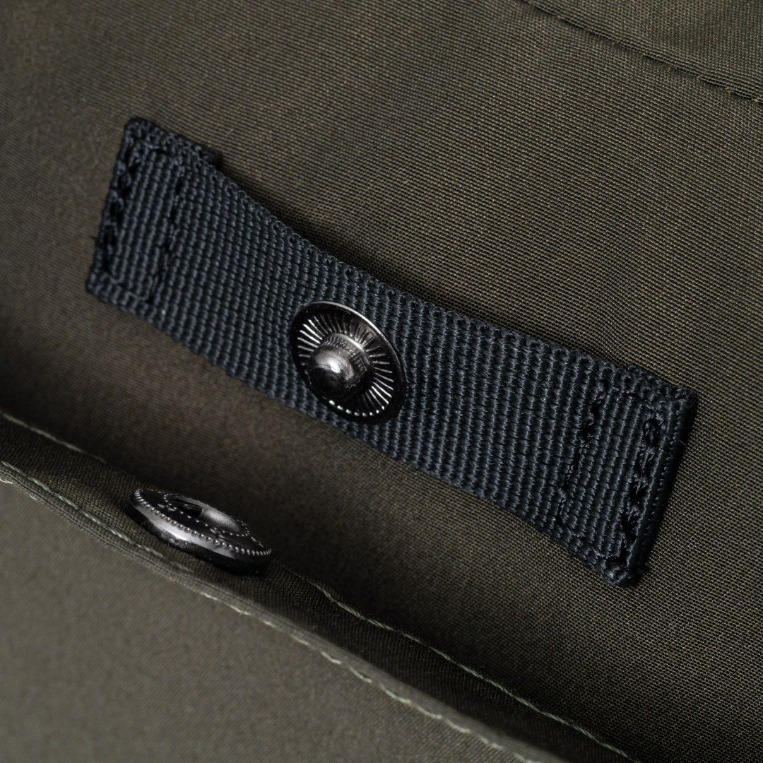 BEAMS DESIGN Diagonal ショルダー(L)【BMMH5ES6】 カーキ