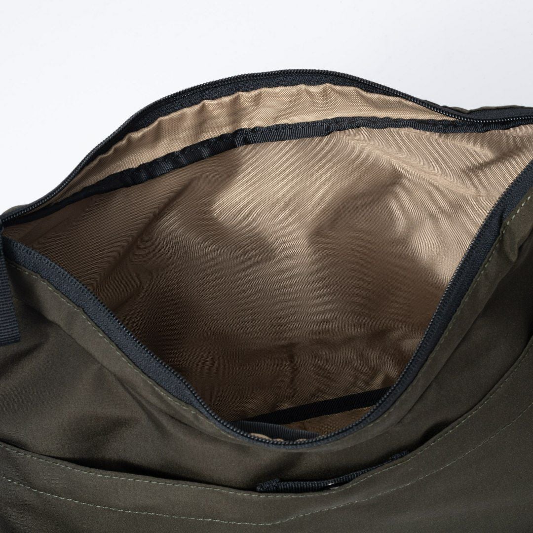 BEAMS DESIGN Diagonal ショルダー(L)【BMMH5ES6】 カーキ