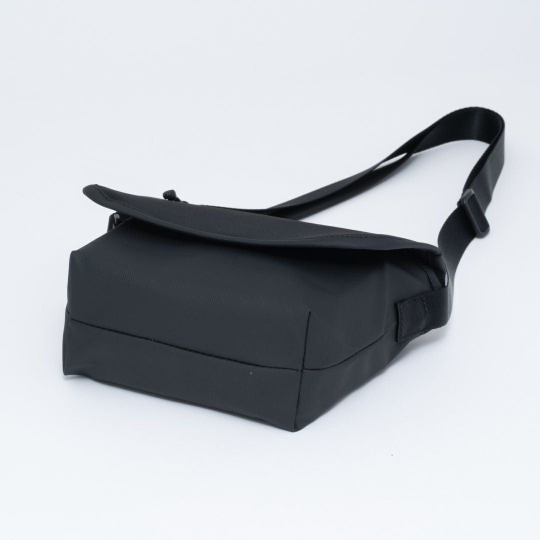 BEAMS DESIGN ELASTIC MESH ショルダーバッグ【BMMH0BSB】 ブラック