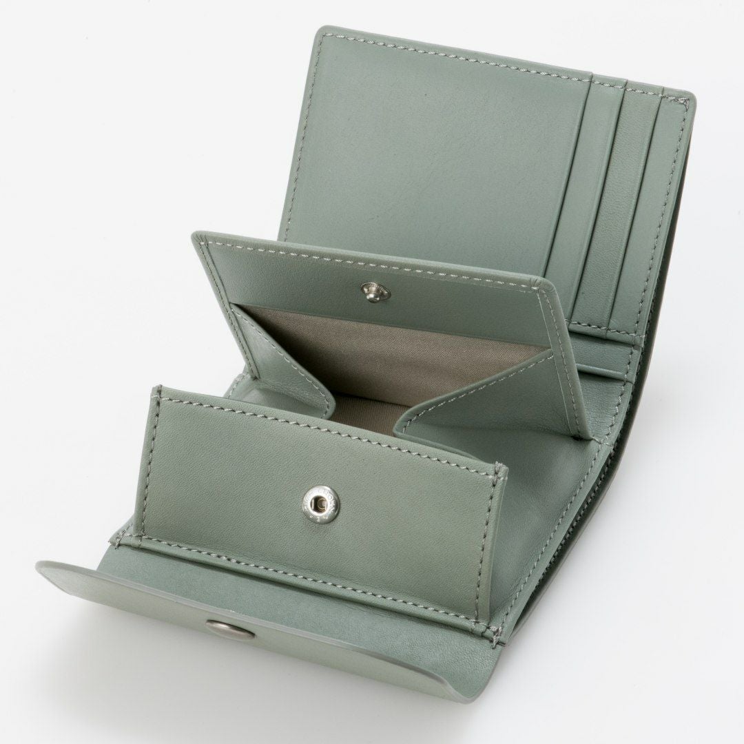 【新品】MARGARET HOWELL ideaグリーン財布　牛革 MARGARET HOWELL idea ナッシュ BOX折り財布 商品｜THE BAGMANIA