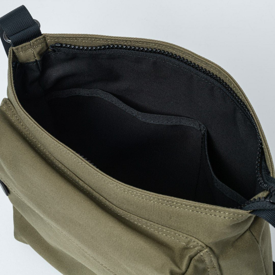 MARGARET HOWELL idea Weather proof サコッシュ カーキ