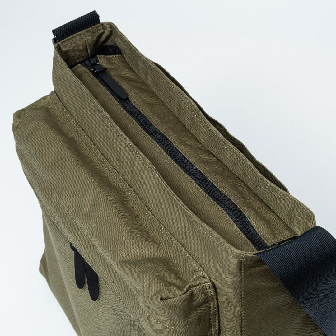 MARGARET HOWELL idea Weather proof ショルダー(L) カーキ