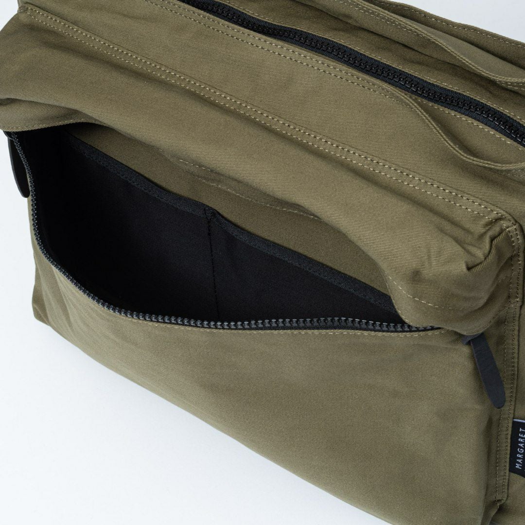 MARGARET HOWELL idea Weather proof ショルダー(L) カーキ
