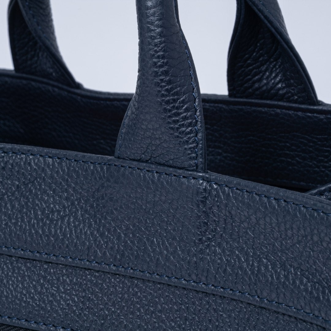 MANIUNO イタリアンレザー スクエアミニトート(M)【MUMHMAM1】 ネイビー