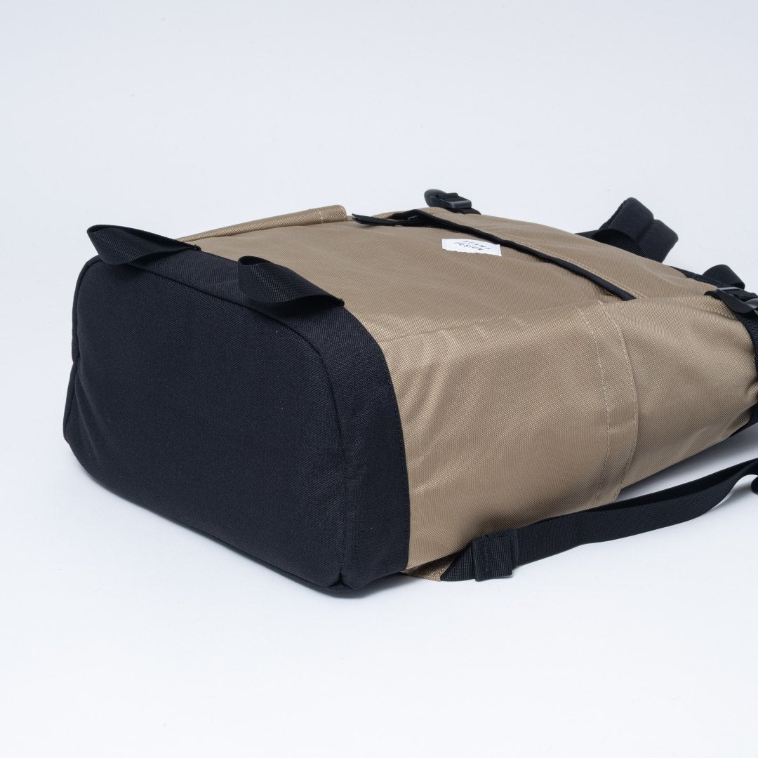 BEAMS DESIGNSlash バックパック【BMMH6BR2】 ベージュ