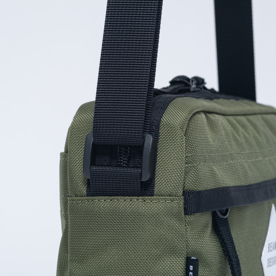 BEAMS DESIGNSlash ショルッダーバッグ【BMMH6BS4】 カーキ