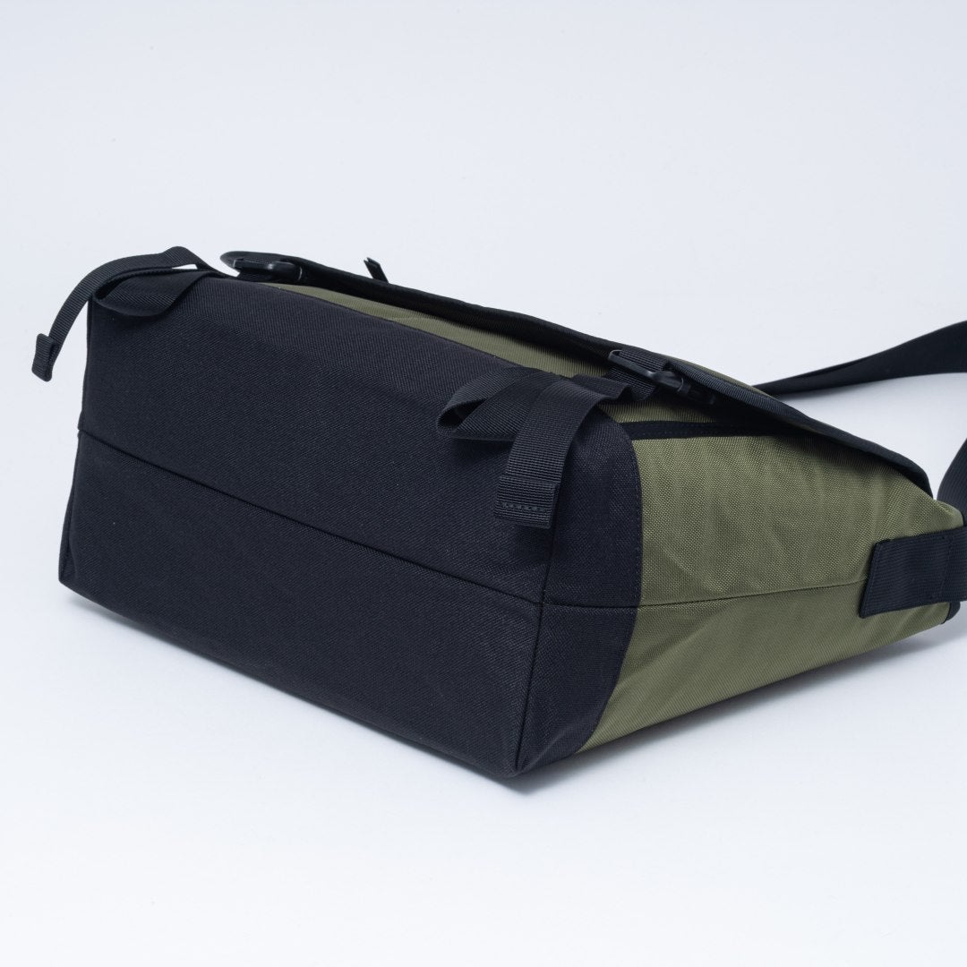 BEAMS DESIGNSlash ショルダーバッグ【BMMH6BS7】 カーキ