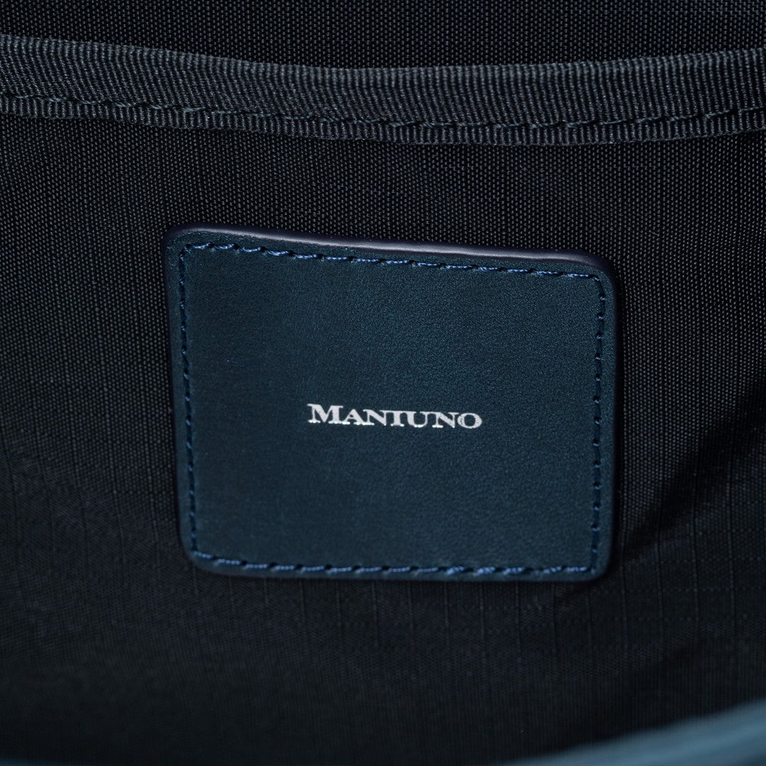 MANIUNO オイルレザー スクエアミニトート(M) ネイビー