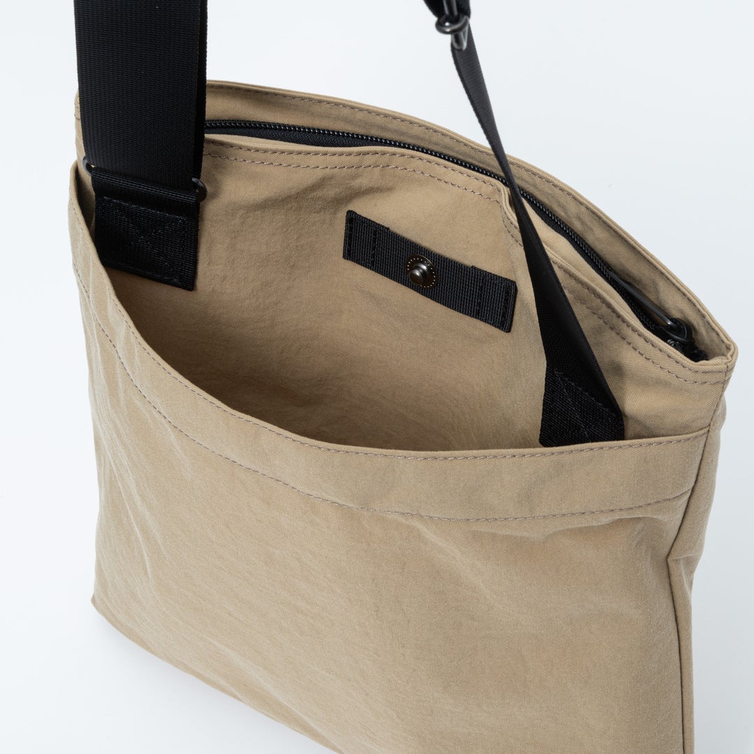 MARGARET HOWELL idea Minimal tech サコッシュ ベージュ